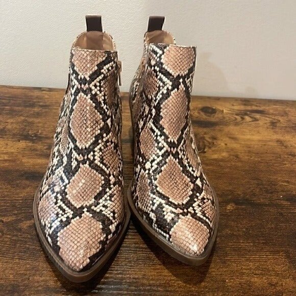 Time and Tru Leopard print ankle booties 9.5 like new - Picture 2 of 7